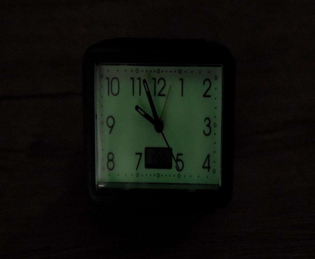 Genius-Ideas-Reveil-et-thermometre-luminescents-GI