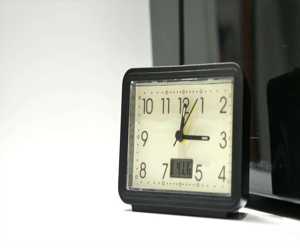 Genius-Ideas-Reveil-et-thermometre-luminescents-GI