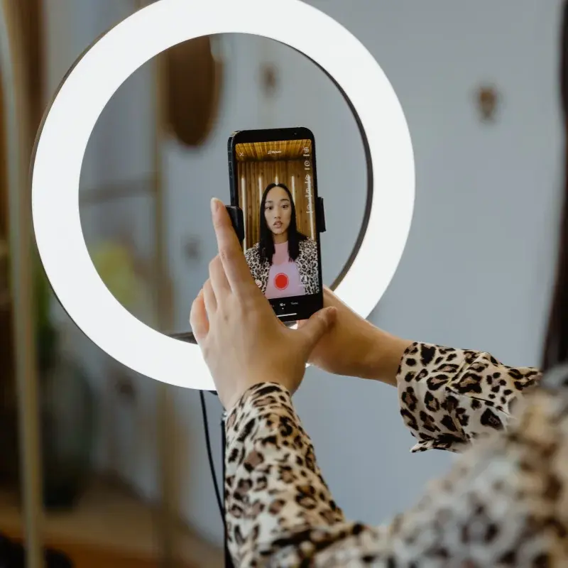 Grundig-ED-49865-Anneau-Lumineux-Pour-Selfie-2-en-1-Trepied-Rotatif-a-360-ED-49865-1.webp